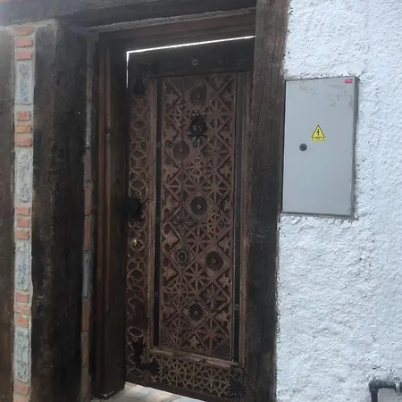 Plaja Cok Yakin Tarihi Tas Ev Вилла *